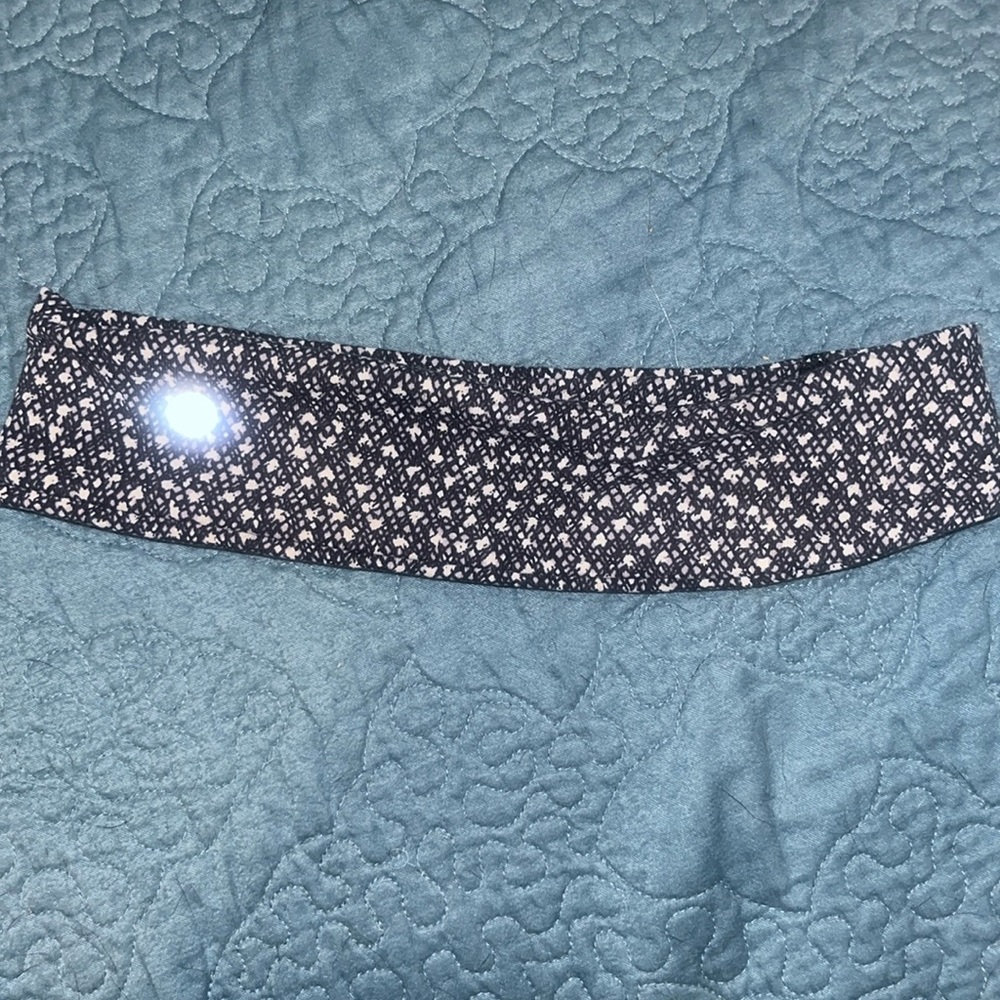 Lululemon headband black and white detail